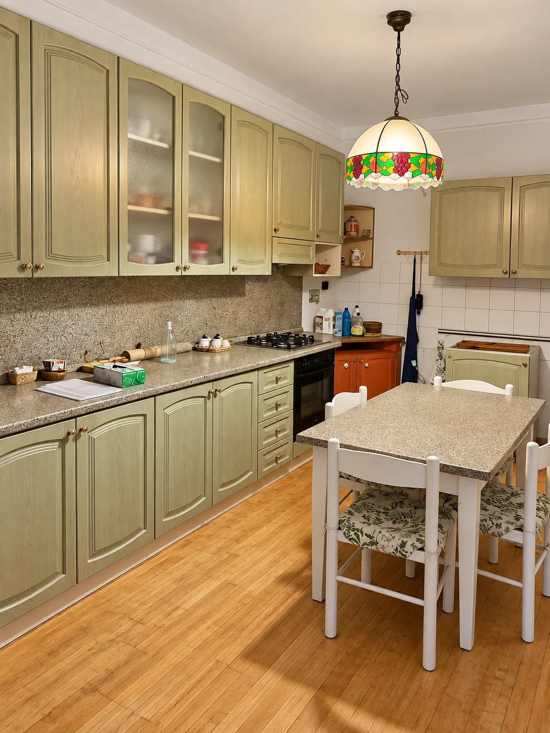 Cucina componibile completa di pensili, piano cottura e tavolo con sedie da smontare e portare via